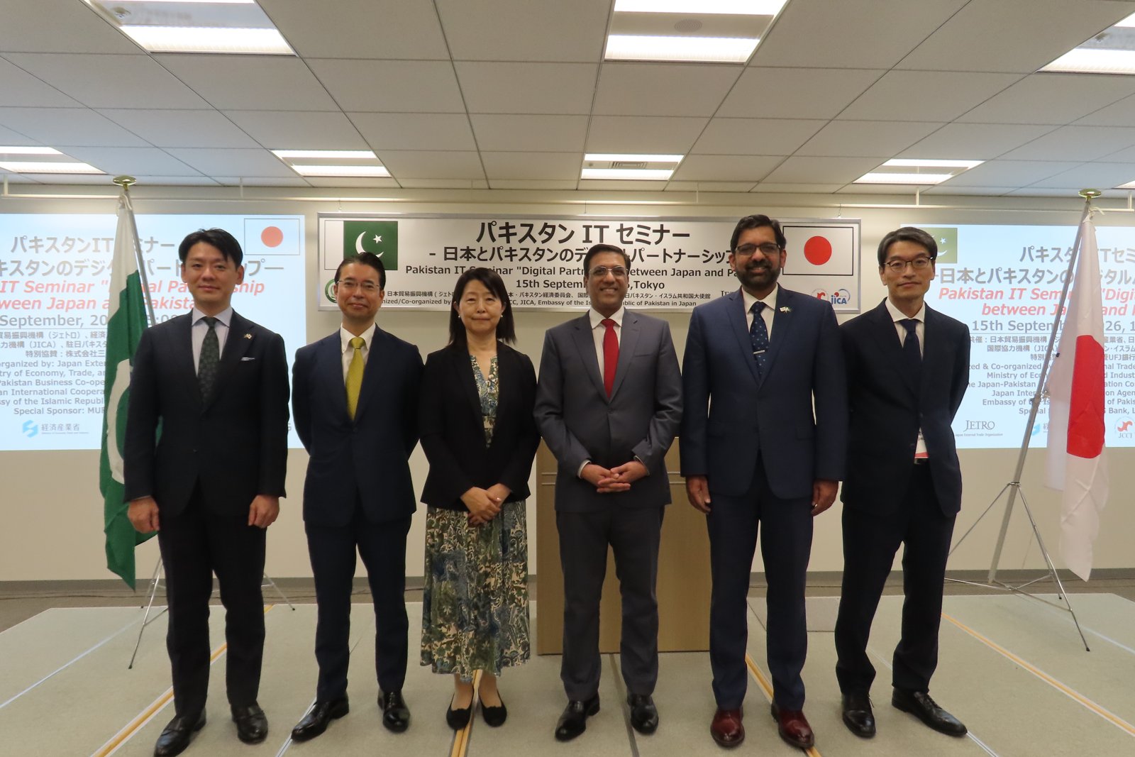 From left: Takashi Horiuchi, Executive Vice President, Plus W Inc.; Naritoshi Takayama, Deputy Director-General, Ministry of Economy, Trade and Industry (METI); Akiko Okumura, Executive Vice President, JETRO; H.E. Abdul Hameed Bhutta, Ambassador Extraordinary and Plenipotentiary of the Islamic Republic of Pakistan to Japan; Faisal Jeddy, Chief Executive Officer, Pakistan Software Export Board (PSEB); and Natsuki Imamura, Executive Officer, Nagase & Co., Ltd.