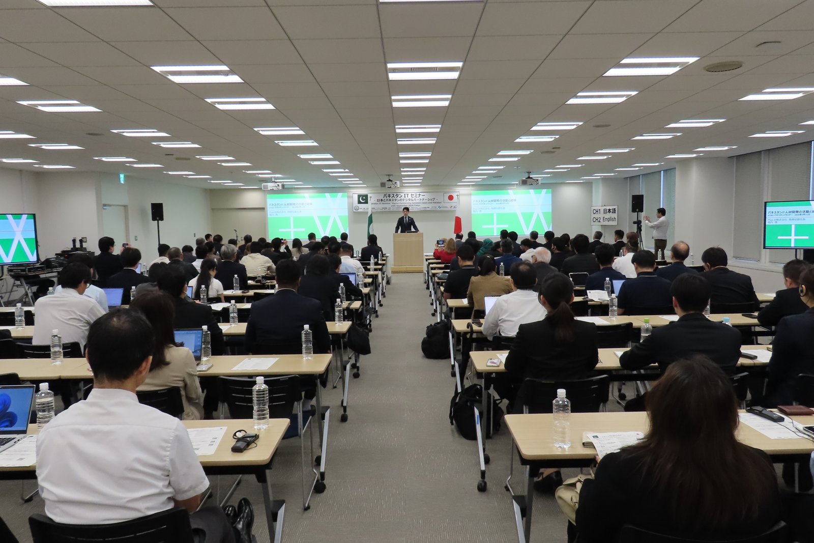 Horiuchi presenting “Pakistan IT Talent Development: Activities and Experience.”